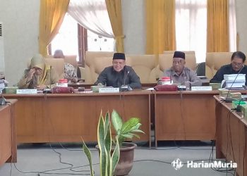 AUDIENSI: Sejumlah ormas yang mengatasnamakan Barisan Lembaga Nusantara saat mendatangi kantor DPRD Pati mempertanyakan belum cairnya bonus pelatih Porprov, Selasa (16/4/2024). (Arif Febriyanto/Harianmuria.com)