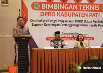 Gandeng Untag Semarang, DPRD Pati Gelar Bimtek Optimalisasi Fungsi Pengawasan LKPJ Kepala Daerah - Harianmuria Ketua DPRD Pati, Ali Badrudin saat menyampaikan sambutan dalam kegiatan Bimbingan Teknis (Bimtek) dalam rangka optimalisasi fungsi pengawasan terhadap Laporan Keterangan Pertanggungjawaban (LKPJ) Kepala Daerah bersama Lembaga Pengabdian Kepada Masyarakat (LPM) Universitas 17 Agustus 1945 (UNTAG) Semarang pada Jumat (19/4/2024). (Humas DPRD Pati/Harianmuria.com)