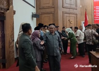 BERSALAMAN: Seluruh jajaran DPRD Pati bersama perwakilan OPD saat bersilaturahmi halal bihalal di ruang paripurna, pada Selasa (16/4/2024). (Arif Febriyanto/Harianmuria.com)