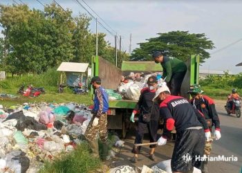 Sampah Menumpuk di Jalan Trangkil-Guyangan, Dewan Pati: Harus Ada Kesadaran dari Masyarakat - Harianmuria BERSERAKAN: Tumpukan sampah di tepi jalan Trangkil-Guyangan dibersihkan oleh masyarakat sekitar. (Arif Febriyanto/Harianmuria.com)
