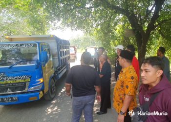 IMBAUAN: Warga Kecamatan Dukuhseti, Kabupaten Pati didampingi Camat Dukuhseti Agus Sunarko, S.STP., M.Si., (Agsun) turut mengawal razia truk dump ODOL yang dilakukan Dishub Pati di Jalan Tayu-Puncel, Kabupaten Pati, Jumat (5/4/2024). (Dok. Pribadi/Harianmuria.com)