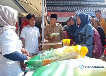Pj Bupati Jepara Edy Supriyanta mengecek salah satu stand Gerakan Pangan Murah (GPM) di Balai Desa Langon, Kecamatan Tahunan, Kabupaten Jepara, Senin (1/4/2024). (Muhammad Aminudin/Harianmuria.com)