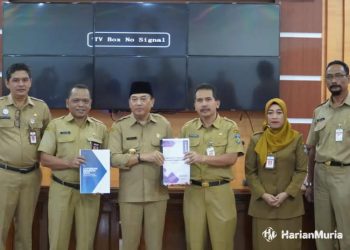 FOTO BERSAMA: Pj Bupati Jepara Edy Supriyanta bersama dengan Sekda Edy Sujatmiko, Asisten I Ratib Zaini, Asisten II Hery Yulianto, Asisten III Ronji dan Kepala Dinas Kesehatan Mudrikatun saat penyerahan Laporan Kinerja Instansi Pemerintah (LKJIP) dari seluruh perangkat daerah di lingkungan Pemerintahan Kabupaten (Pemkab) Jepara di ruang Sosrokartono Setda Jepara, pada Senin (1/4/2024). (Muhammad Aminudin/Harianmuria.com)