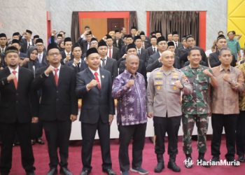 63 Panwascam Dilantik, DPRD Pati Harap Pilkada Tetap Kondusif hingga Selesai - Harianmuria FOTO BERSAMA: Jajaran Forkopimda Pati bersama Panwaslucam usai pelantikan di Hotel New Merdeka, Jumat 24 Mei 2024. (Humas Pati/Harianmuria.com)