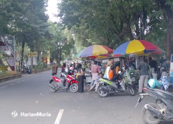 DPRD Pati Kritisi Penanganan PKL di Sepanjang Jalan Sudirman - Harianmuria SEMRAWUT: Separo badan Jalan P.Sudirman di depan SDN 02 Pati Kidul digunakan untuk lahan parkir dan tempat berjualan Pedagang Kaki Lima atau PKL. (Arif Febriyanto/Harianmuria.com)