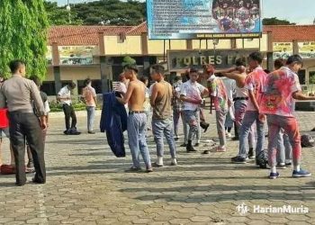 DPRD Pati Kecam Aksi Konvoi Perayaan Kelulusan Sekolah - Harianmuria ILUSTRASI: Sejumlah siswa SMA di Pati diamankan polisi setelah membuat kegaduhan saat merayakan kelulusan. (Arif Febriyanto/Harianmuria.com)