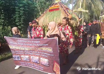 Dewan Pati Dukung Perayaan Sedekah Bumi Desa Ketanggan - Harianmuria ILUSTRASI: Perayaan sedekah bumi oleh masyarakat Desa Ketanggan, Kecamatan Gembong Pati, Selasa (14/5/2024). (Arif Febriyanto/Harianmuria.com)