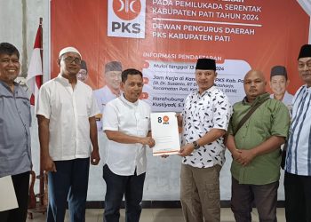 LAMARAN KEDELAPAN: Camat Dukuhseti Agus Sunarko menyerahkan berkas
pendaftaran sebagai bakal calon bupati (bacabup) di DPD PKS Kabupaten Pati, Kamis
(23/5).