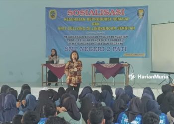 SOSIALISASI: Dinas Sosial Pemberdayaan Perempuan, Perlindungan Anak dan Keluarga Berencana (DINSOSP3AKB) Kabupaten Pati menerangkan pentingnya kesehatan reproduksi remaja dan anti-bullying di lingkungan sekolah di SMPN 2 Pati, Selasa (7/5/2024). (Setyo Nugroho/Harianmuria.com)