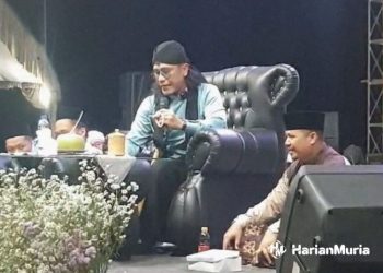 BERKUMPUL: Ribuan jamaah tumpah ruah memadati lapangan Desa Ngagel, Kecamatan Dukuhseti Pati dalam menyambut Haul Mbah Surgi Suro Wencono, Selasa 7 Mei 2024. (Nailin RA/Harianmuria.com)