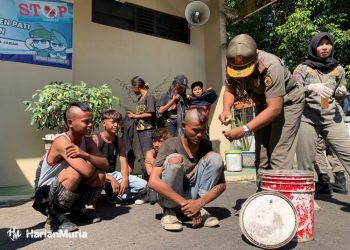Gepeng Masih Marak, DPRD Pati Minta Dinas Terkait Dirikan Rumah Rehabilitasi - Harianmuria DIAMANKAN: Satpol PP Pati saat mengamankan sejumlah anak punk alias Gepeng yang membuat resah masyarakat Desa Puri Pati, belum lama ini. (Satpol PP Pati/Harianmuria.com)