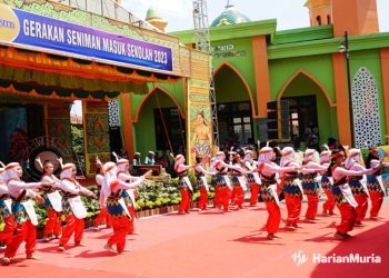 Lestarikan Budaya, DPRD Pati Dukung Gerakan Seniman Masuk Sekolah - Harianmuria ILUSTRASI: Peragaan Gerakan Seniman Masuk Sekolah (GSMS) oleh anak-anak SMP di halaman Disdikbud Pati tahun lalu. (Arif Febriyanto/Harianmuria.com)