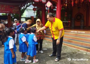BERCENGKRAMA: Salah satu anggota pengurus Kelenteng Kabupaten Pati tengah ngobrol dengan anak-anak PAUD saat mereka melakukan kunjungan, belum lama ini. (Setyo Nugroho/Harianmuria.com)