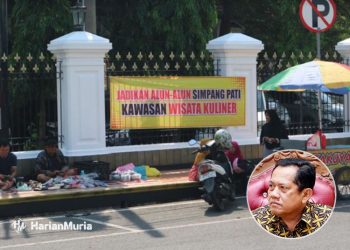 SAMPAIKAN ASPIRASI: Sejumlah banner di pajang kawasan Alun-Alun Simpang Lima Pati sebagai bentuk protes belum lama ini. (Arif Febriyanto/Harianmuria.com)