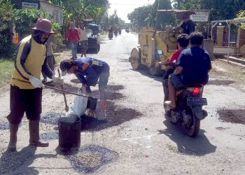 Pekerja melakukan penambalan lubang jalan di kecematan dukuhseti (dok. lingkar)