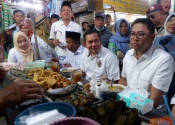 MENDAMPINGI: Ketua DPC PDIP Kudus Masan saat mendampingi Ketua DPD Partai Gerindra Jawa Tengah Sudaryono menemui Asosiasi Pedagang Pasar Seluruh Indonesia (APPSI) Kabupaten Kudus di Pasar Brayung, Kecamatan Mejobo, Selasa (28/5).