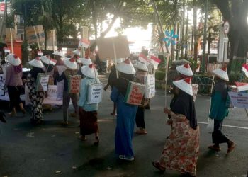 AKSI DAMAI: Ratusan petani Desa Pundenrejo saat melakukan jalan kaki sejauh 30 KM menuntut keadilan atas konflik agraria dengan PT LPI, Jumat (31/5).