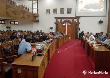 Puluhan warga Kecamatan Batangan Pati mengadu ke DPRD Pati imbas dari IPAL PT HWI, Kamis, 6 Juni 2024. (Arif Febriyanto/Harianmuria.com)