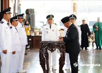 PELANTIKAN: 385 Kades di Kabupaten Pati menerima surat keputusan (SK) perpanjangan masa jabatan dari Pj Bupati di pendopo kabupaten beberapa hari yang lalu. (Arif Febriyanto/Harianmuria.com)