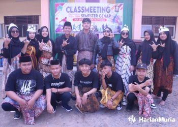 KOMPAK: Salah satu kelompok dari Lomba Jalan Sehat bersama dengan Walikelasnya pasca kegiatan. (Muhammad Aminudin/Harianmuria.com)