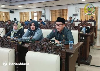 Fraksi PPP DPRD Jepara menyampaikan pandangan umum fraksi terkait usulan penggunaan hak interpelasi tentang pencabutan izin PT Bank Jepara Artha (BJA) di ruang rapat paripurna DPRD Jepara, Rabu 12 Juni 2024. (Tomi Budianto/Harianmuria.com)