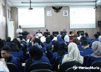 Mahasiswa Kuliah Kerja Nyata (KKN) Institut Pertanian Bogor (IPB) mendengarkan pidato sambutan Penjabat (Pj) Bupati Pati Henggar Budi Anggoro, Rabu pagi 26 Juni 2024. (Humas Pemkab Pati/Harianmuria.com)