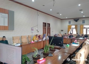 Public hearing bersama dengan Komisi D DPRD Pati membahas Raperda Cagar Budaya, Kamis 13 Juni 2024. Turut hadir dalam kegiatan tersebut tokoh masyarakat dan akademisi yang bergerak di bidang kebudayaan dan sejarah. (Arif Febriyanto/Harianmuria.com)