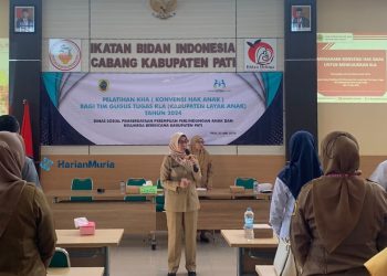 SAMPAIKAN MATERI: Suasana pelatihan konvensi hak anak di Aula Gedung IBI Pati pada 27 dan 29 Mei 2024. (Dinsos P3AKB Pati/Harianmuria.com)