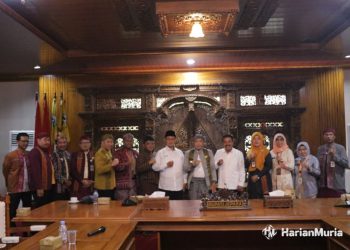 Pj Bupati Jepara Edy Supriyanta (ditengah) dengan Rektor dan Wakil Rektor Unisnu (Samping kanan dan kiri Edy Supriyanta) serta rombongan Pemkab Jepara di ruang Command Center Setda Jepara pada Senin (3/6/2024) usai membahas kerja sama lanjutan antara kedua belah pihak. (Muhammad Aminudin/Harianmuria.com)
