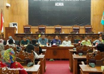 DISKUSI: Pimpinan DPRD Pati bersama paguyuban PKL Alun-alun Kembangjoyo saat berdiskusi mencarikan solusi sepinya pengunjung, belum lama ini. (Arif Febriyanto/Harianmuria.com)