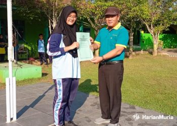 Satu Siswi Madrasah di Pati Lolos ke OSN Tingkat Provinsi - Harianmuria MEMBANGGAKAN: Queenza Almira Omarxavi, siswa MTsN 3 Pati menjadi wakil dari Kabupaten Pati untuk maju di OSN tingkat provinsi. (Arif Febriyanto/Harianmuria.com)