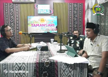 DIALOG: Ketua Dewan Perwakilan Rakyat Daerah (DPRD) Kabupaten Jepara, Haizul Ma'arif dalam dialog interaktif Tamansari Menyapa di Radio Kartini, dengan tema “Menggali Potensi PAD dari Sektor Pariwisata”. (Tomi Budianto/Harianmuria.com)