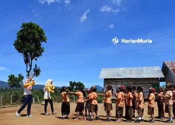 ILUSTRASI: Guru sedang mengajar di salah satu sekolah. (Pixabay-Aditiotantra/Harianmuria.com)
