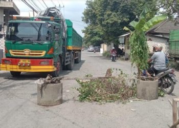 ILUSTRASI: Jalan Mangkudipuro Juwana diblokade warga beberapa waktu yang lalu. (Arif Febriyanto/Harianmuria.com)