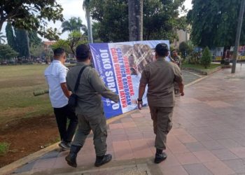 Meski Pilkada Belum Mulai, Baliho Bermuatan Provokatif di Jepara Langsung Ditertibkan - Harianmuria Penurunan salah satu baliho yang diduga bermuatan provokatif sehingga ditertibkan pihak Satpol PP Jepara. (Dok. Harianmuria.com)