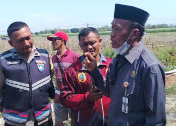 Anggota DPRD Pati, Haryono ikut menyidak perbaikan ruas jalan Desa Langgenharjo, Juwana yang diduga menggunakan limbah pabrik, Kamis, 11 Juli 2024. (Arif Febriyanto/Harianmuria.com)
