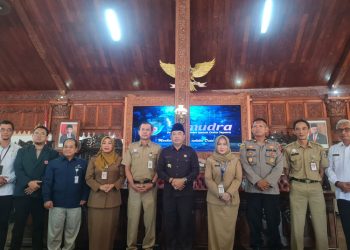 Dorong Keterbukaan Informasi dan Data, Pemkab Jepara Kenalkan Aplikasi SAMUDRA - Harianmuria Peresmian aplikasi SAMUDRA oleh Pj Bupati Jepara Edy Supriyanta (Kanan), bersama Kepala Diskominfo Jawa Tengah dan Jepara pada Senin, 15 Juli 2024 di Pendopo RA Kartini Jepara. (Muhammad Aminudin/Harianmuria.com)
