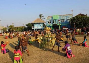 Festival Budaya Pakudjembara akan Meriahkan Tradisi Barikan Kubro Karimunjawa - Harianmuria Ilustrasi perayaan Barikan Kubro yang dilaksanakan di Alun-alun Karimunjawa tahun lalu. (Dok. Harianmuria.com)