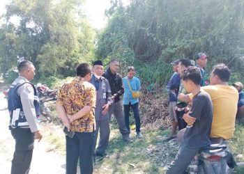 PROTES: Puluhan petani di Desa Langgenharjo, Kecamatan Juwana, Kabupaten Pati mendatangi lokasi pengerjaan jalan yang diduga menggunakan limbah, Kamis, 11 Juli 2024. (Arif Febriyanto/Harianmuria.com)