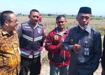 Anggota Dewan Perwakilan Rakyat Daerah (DPRD) Pati, Haryono ikut mendampingi pemerintah desa, Tim Pelaksana Kegiatan (TPK), dan pihak kepolisian mendengarkan aspirasi petani Desa Langgenharjo, Juwana yang menolak perbaikan ruas jalan desa setempat menggunakan limbah pabrik, Kamis, 11 Juli 2024. (Arif Febriyanto/Harianmuria.com)