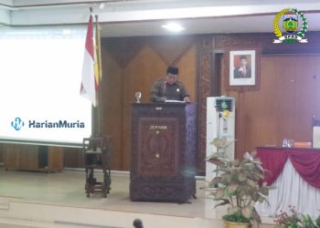 Anggota Pansus III DPRD Jepara Bustanul Arif membacakan laporan mengenai persetujuan pembentukan Ranperda tentang pelestarian dan pengelolaan cagar budaya dalam rapat paripurna yang digelar di Ruang Rapat Paripurna DPRD Jepara, Sabtu, 6 Juli 2024. (Tomi Budianto/Harianmuria.com)