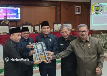 Pimpinan DPRD Jepara menerima draft rancangan KUA PPAS Tahun Anggaran 2025 dari Pj Bupati Jepara Edy Supriyanta. Kegiatan ini berlangsung di Ruang Rapat Paripurna DPRD Jepara, Senin, 15 Juli 2024. (Tomi Budianto/Harianmuria.com)