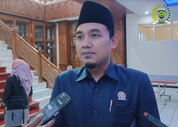 Ketua DPRD Kabupaten Jepara, Haizul Ma'arif memberikan keterangan kepada wartawan usai Rapat Paripurna Penjelasan Bupati Atas Hak Interpelasi DPRD tentang Pencabutan Izin PT. BPR Bank Jepara Artha (BJA), Rabu, 10 Juli 2024. (Tomi Budianto/Harianmuria.com)