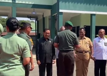 Anggota Komisi D Dewan Perwakilan Rakyat Daerah (DPRD) Kabupaten Pati, Suwarno ikut menyambut kedatangan Danrem 073/Makutarama di Pendopo Kabupaten Pati pada Senin, 22 Juli 2024. (Dok. Harianmuria.com)
