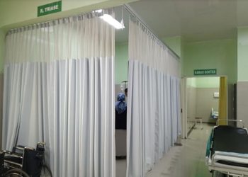 Dokter di RS Mitra Bangsa mengontrol kondisi salah satu karyawan PT Seijin yang mengalami keracunan pada Rabu, 17 Juli 2024. (Setyo Nugroho/Harianmuria.com)