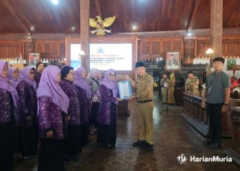 Resmi Dikukuhkan, GOW Jepara Diminta Berperan dalam Upaya Menghadapi Stunting hingga Perkawinan Anak - Harianmuria Pj Bupati Jepara Edy Supriyanta menyerahkan surat tugas Gabungan Organisasi Wanita (GOW) sebagai mitra pemerintahan kepada perwakilan pengurus baru, bertempat di Pendopo RA Kartini Jepara pada Senin, 22 Juli 2024. (Muhammad Aminudin/Harianmuria.com)