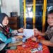 JALANKAN TUGAS: Pantarlih mendatangi rumah warga di Grobogan, Jawa Tengah untuk melaksanakan pencocokan dan penelitian (coklit) data pemilih untuk Pilkada 2024. (Dok. KPU Grobogan/Harianmuria.com)