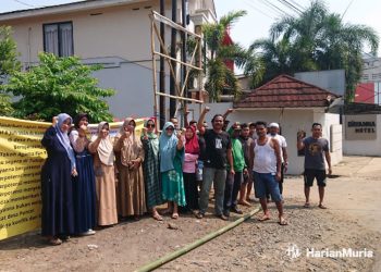 TUNTUT IZIN DICABUT: Warga memasang baliho penolakan di depan Hotel D'Ayanna yang beroperasi di Desa Puncel, Dukuhseti, Pati. (Dok. Harianmuria.com)