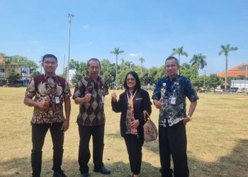 SURVEI: Kabid Pemuda dan Olahraga Disdikpora Kabupaten Jepara Haryanto mendampingi Kabid Kepemudaan Disporapar Jateng Sri Mulyatmi Bernadeta Alun-Alun I Jepara menjadi opsi tempat untuk digunakan peringatan HSP. (Muhammad Aminudin/Harianmuria.com)
