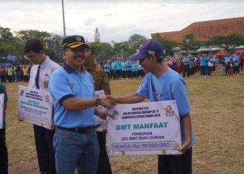 SIMBOLIS: Sekretaris Daerah (Sekda) Kabupaten Jepara, Edy Sujatmiko saat menyerahkan bantuan dari berbagai koperasi dalam kegiatan Apel Pencanangan Peringatan Hari Koperasi Nasional (Harkopnas) ke-77 tingkat Kabupaten Jepara Tahun 2024 di Alun-alun 2 Jepara, Jumat, 5 Juli 2024. (Tomi Budianto/Harianmuria.com)